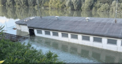 Copertina di “Si è abbassato lentamente, non ce ne siamo accorti”: il “barcon” di Legnago affonda nell’Adige