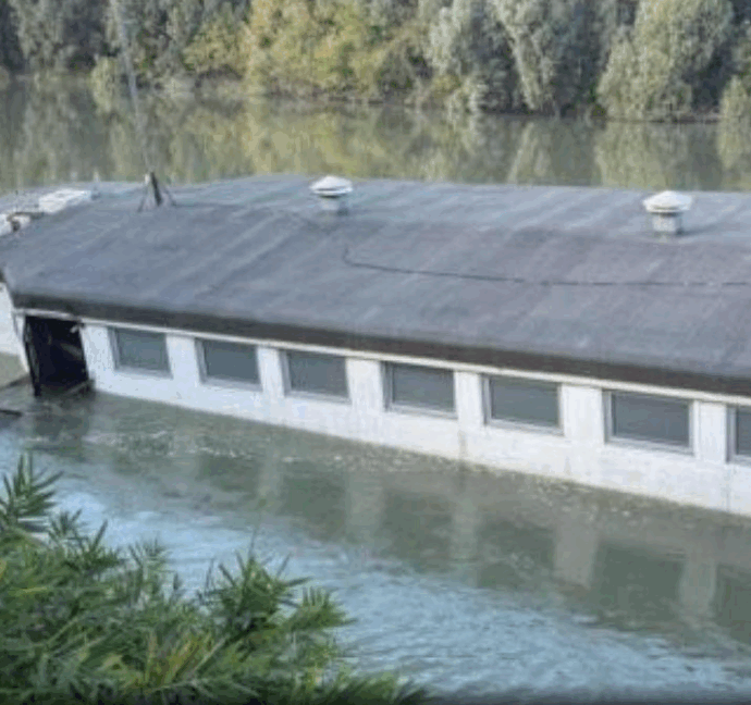 “Si è abbassato lentamente, non ce ne siamo accorti”: il “barcon” di Legnago affonda nell’Adige