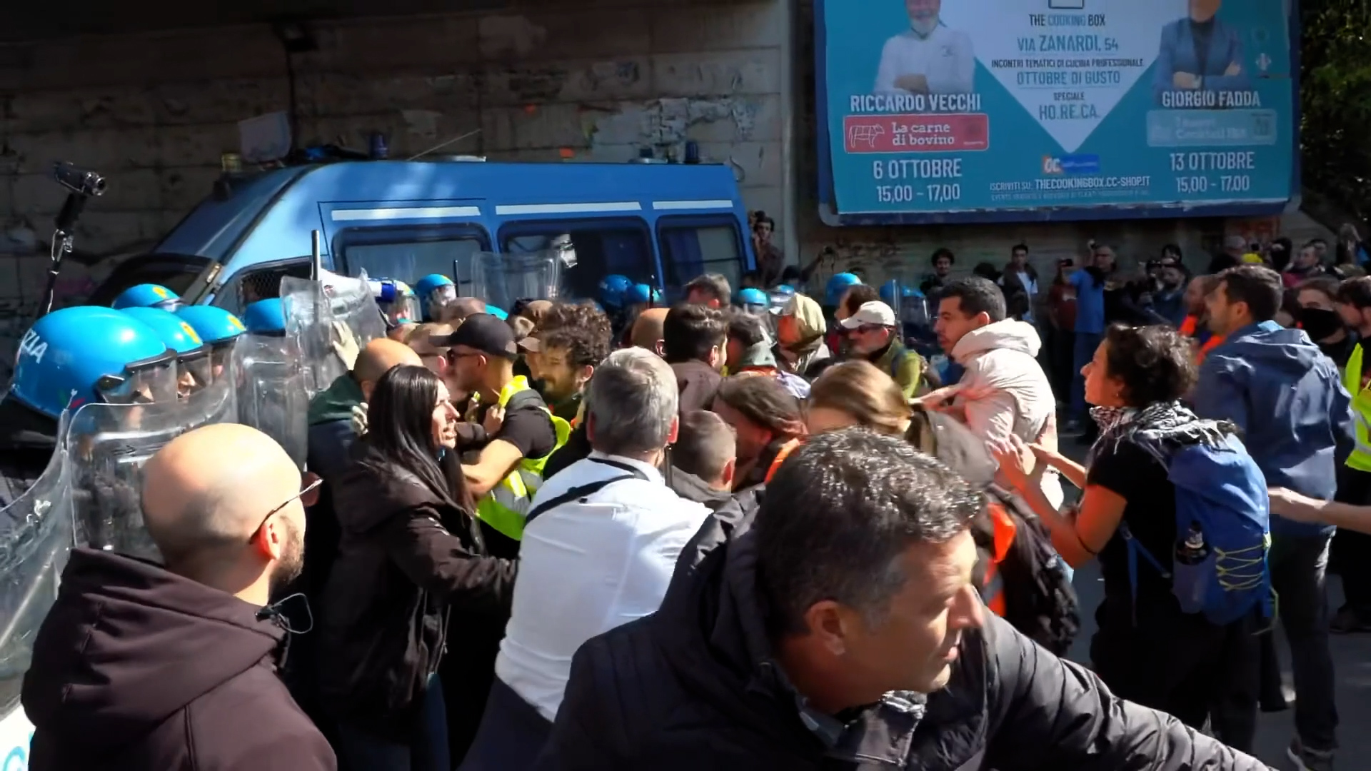 Corto pro Gaza a Bologna, manifestanti verso la tangenziale: scontri tra manifestanti e polizia – Video
