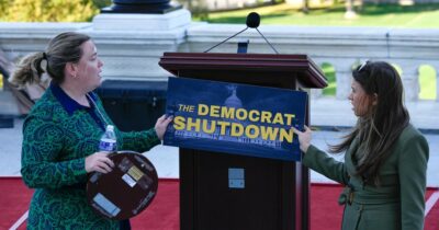 Copertina di Trump usa lo shutdown per minacciare il licenziamento di massa dei dipendenti pubblici. Chi è il nazionalista cristiano incaricato dei tagli
