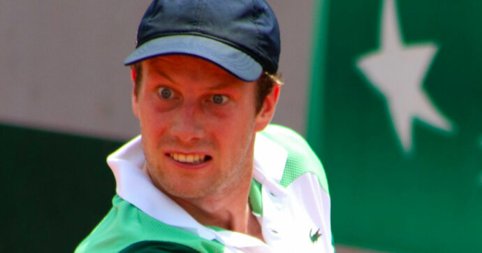 Atp Shanghai, lancia la racchetta e rischia di colpire gli spettatori: Van de Zandschulp perde le staffe (e la partita) al 1° turno