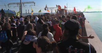 Copertina di Sciopero generale, a Venezia il corteo per Gaza e Flotilla attraversa il Ponte della Libertà