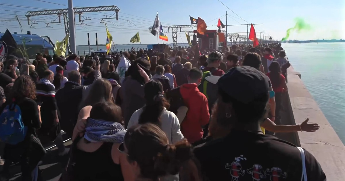 sciopero generale a venezia il corteo per gaza e flotilla attraversa il ponte della libert224