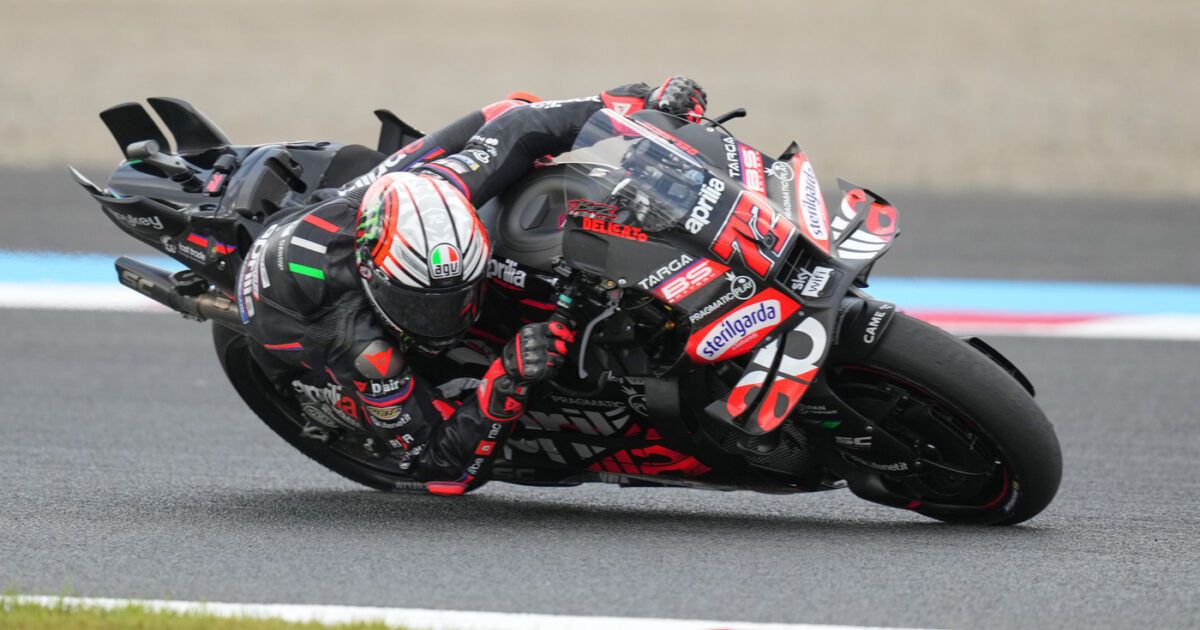 MotoGp, Bezzecchi show in Indonesia: sorpasso all’ultimo giro e vittoria nella sprint. Disastro Bagnaia
