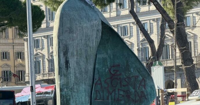 “Fascista di mer**a”: la scritta sulla statua del Papa fa arrabbiare Meloni. E altri manifestanti la coprono: “Sua Santità vada a Gaza”