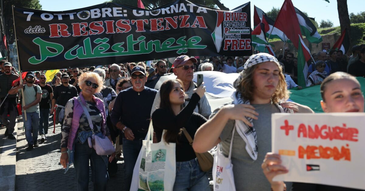 al maxi corteo di roma per gaza anche uno striscione che esalta l8217eccidio del 7 ottobre