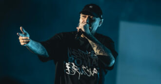 Copertina di Red Bull 64 Bars Live graffia Roma: Fabri Fibra (“Sanremo tratta i rapper come Trump Zelensky”), Danno (“C’è fame di nazismo”) e Lazza infiamma – Il racconto