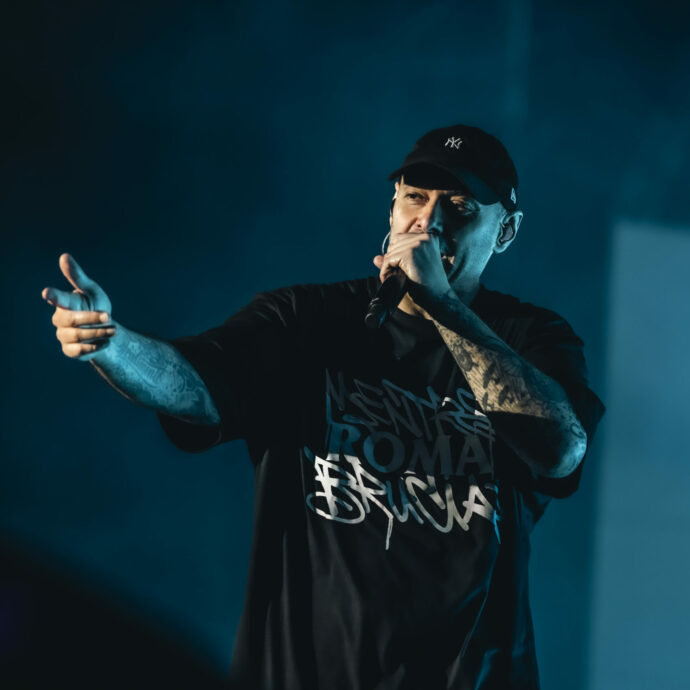 Red Bull 64 Bars Live graffia Roma: Fabri Fibra (“Sanremo tratta i rapper come Trump Zelensky”), Danno (“C’è fame di nazismo”) e Lazza infiamma – Il racconto