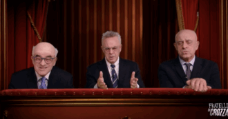 Copertina di Crozza nei panni del trio Mentana, Sechi e Mieli: “Gaza? Se non è in bianco e nero non è genocidio. Al limite parliamo di dieta”