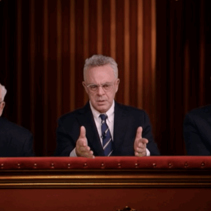 Crozza nei panni del trio Mentana, Sechi e Mieli: “Gaza? Se non è in bianco e nero non è genocidio. Al limite parliamo di dieta”