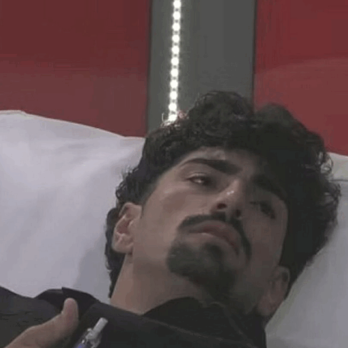 Incidente al Grande Fratello, si abbassa per cercare un posacenere ma spegne la sigaretta sul viso dell’altro concorrente: cosa è accaduto tra Benedetta e Giulio