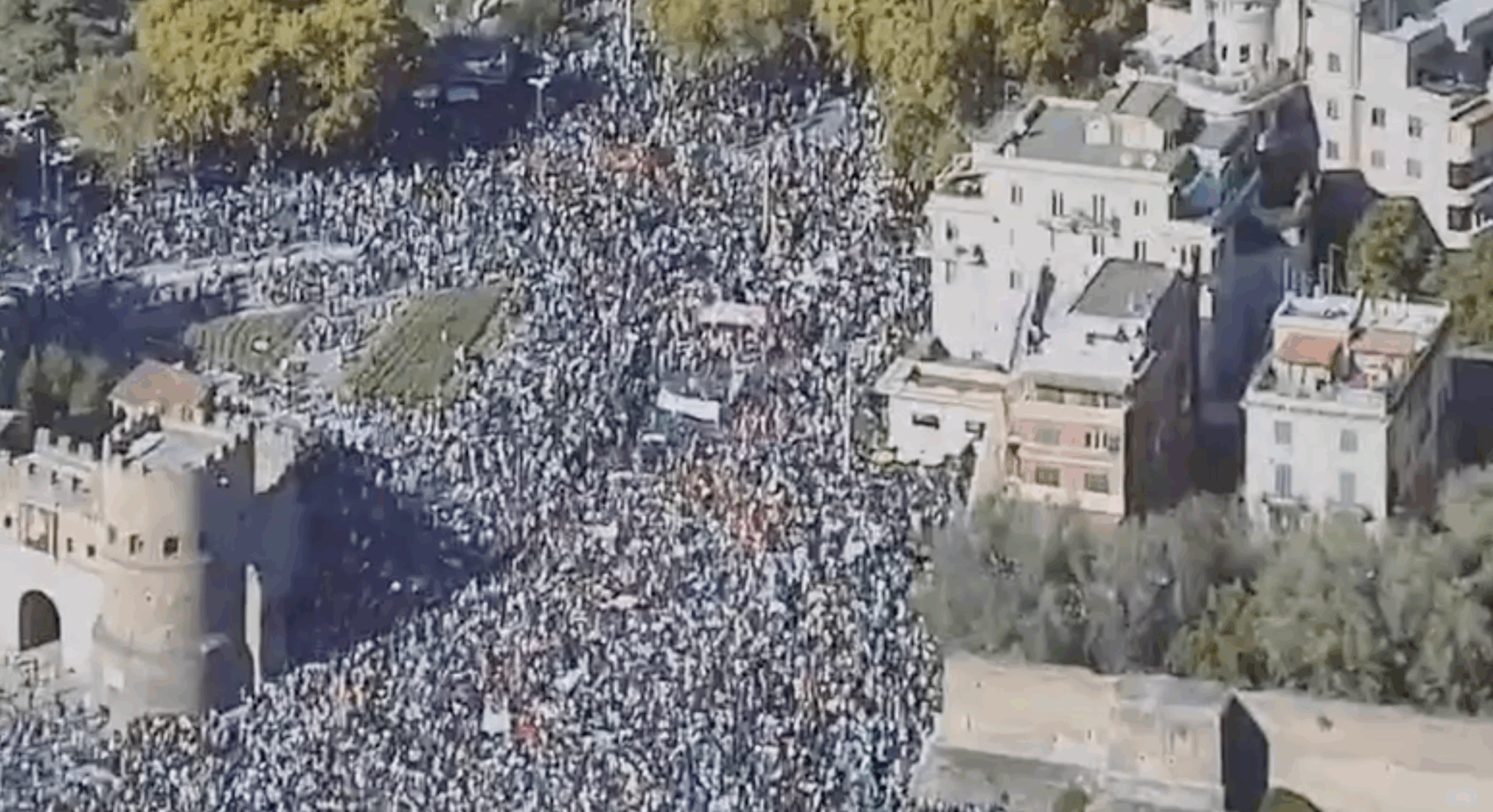 Corteo a Roma per Gaza, le immagini dall’alto della marea umana: il video