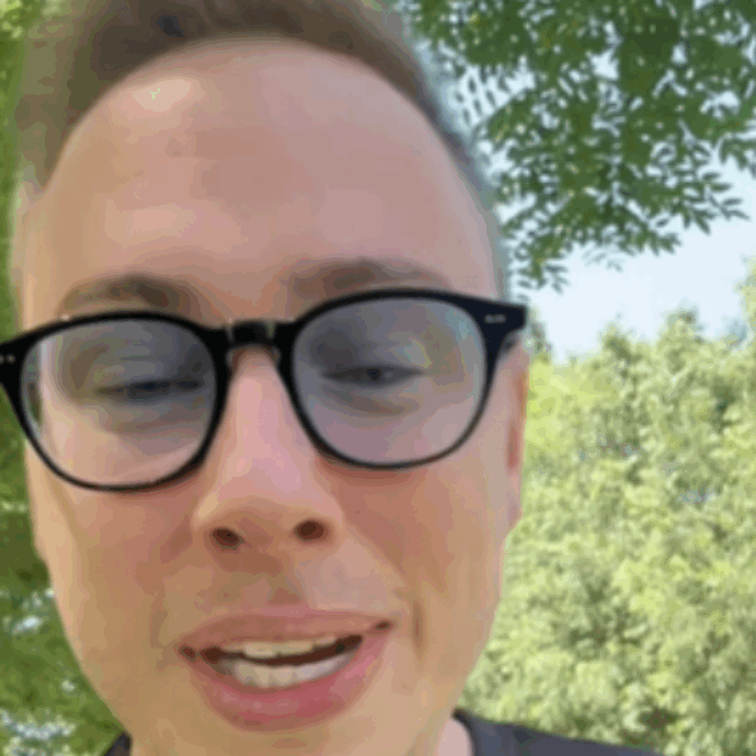 “La media di guadagno è 199 dollari al mese, ed è una macchia che poi vi resterà a vita”: le parole di Max Felicitas su Onlyfans (dove non esiste solo il caso Lil Tay, che in tre ore di dollari ne ha guadagnati un milione)