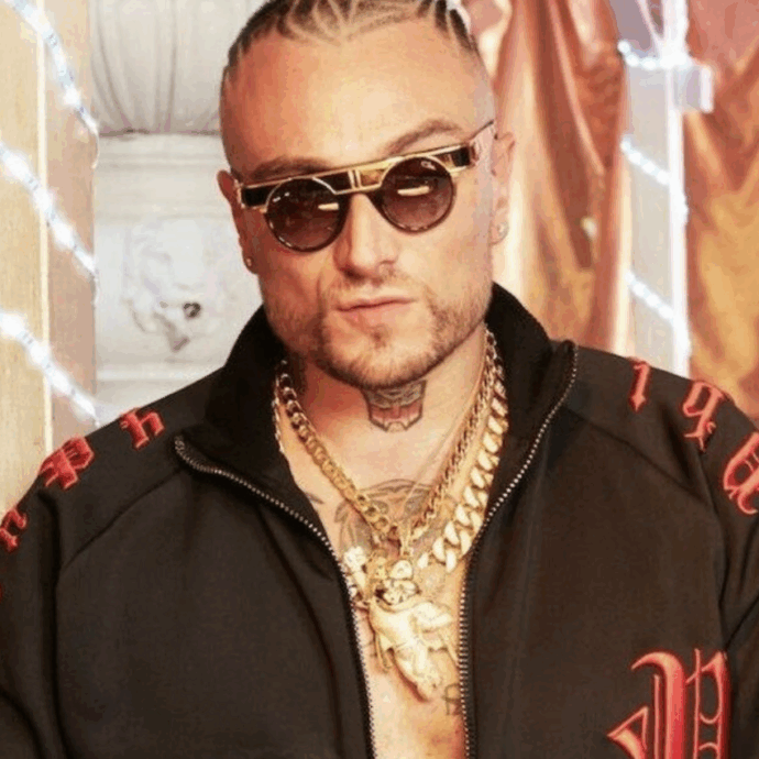 “Rapper da classifica che non ti esponi, fai come me. Dona, manda il grano”: Gue’ risponde alle accuse di Ghali e mostra le foto delle donazioni pro Gaza