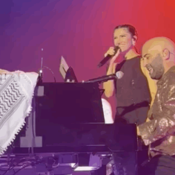 “Grazie alla Flotilla, l’umanità è ancora possibile”: Negramaro in concerto al Forum “Free Palestine”. Elisa arriva sul palco con la kefiah – IL VIDEO