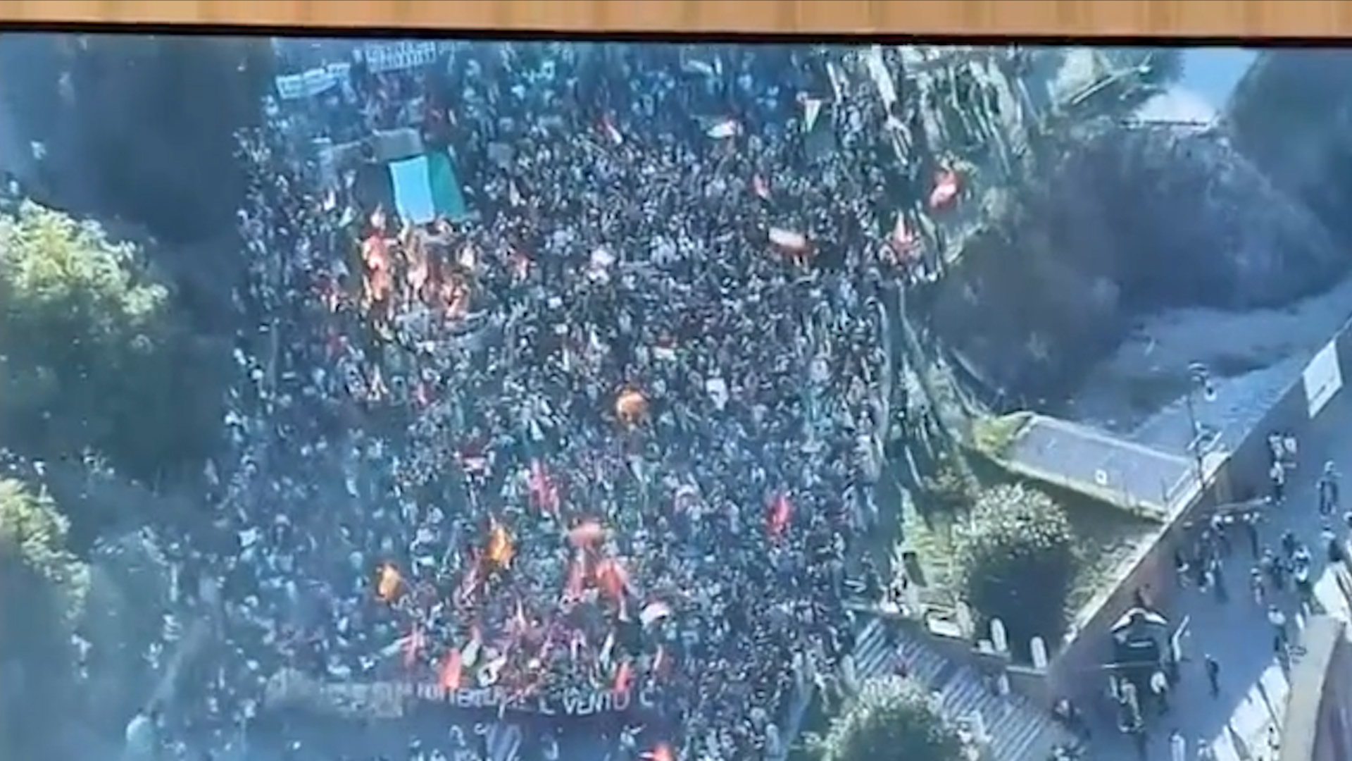 Corteo per Gaza, il fiume di persone in strada a Roma visto dagli elicotteri della Polizia
