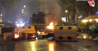 Copertina di Scontri dopo la fine del corteo pacifico: antagonisti incendiano auto e fronteggiano la polizia