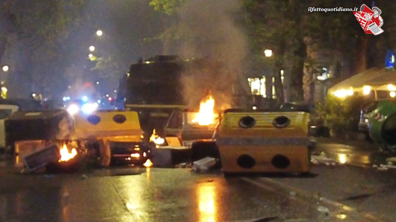 Scontri dopo la fine del corteo pacifico: antagonisti incendiano auto e fronteggiano la polizia