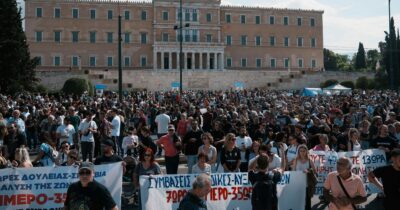 Copertina di Grecia, sciopero generale contro le 13 ore di lavoro al giorno e la pensione a 74 anni