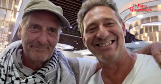 Copertina di “Hanno preso il controllo della barca e ci hanno portato in porto. Il peggio da lì in poi”: l’inviato del Fatto sulla Flotilla racconta l’abbordaggio di Israele con il capitano della “Otaria”