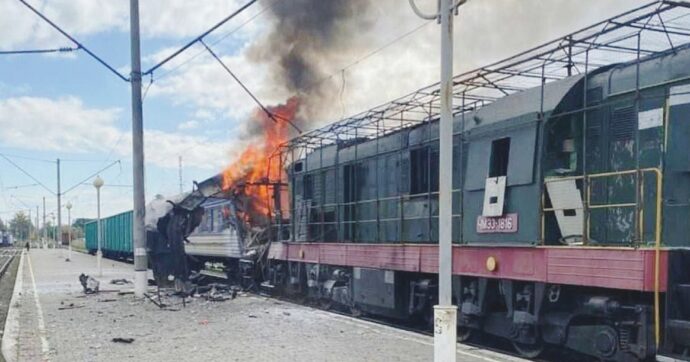 Kiev colpisce una raffineria e Mosca centra una stazione