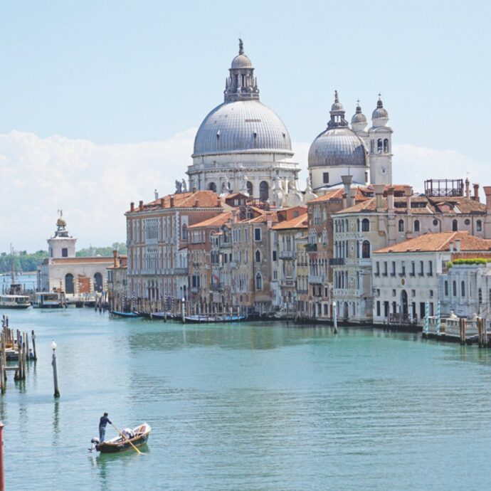 “Ha ordinato, è stato servito e accontentato, ora aspettiamo che torni a pagare”: cena da 700 euro in un ristorante a Venezia, turista scappa fingendo problemi con la carta di credito