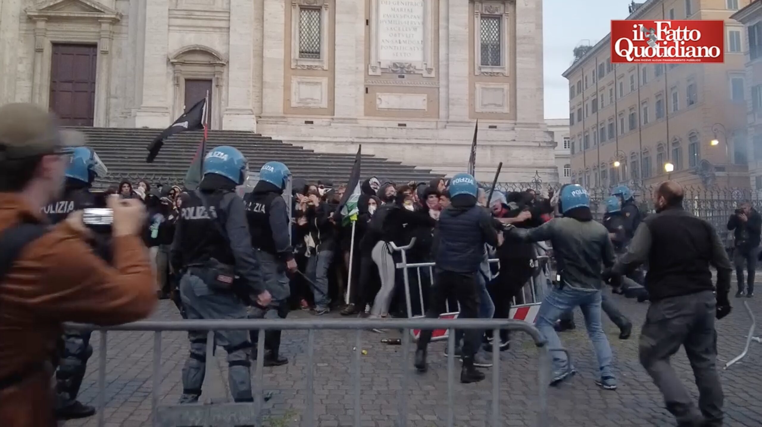 Corteo per la Palestina, in 500 si staccano: tensioni con le forze dell’ordine. Un manifestante ferito