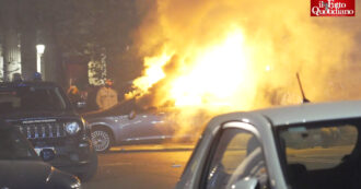 Copertina di Auto e cassonetti in fiamme a Santa Maria Maggiore dopo il corteo pro Palestina di Roma: la polizia risponde con idranti – Video