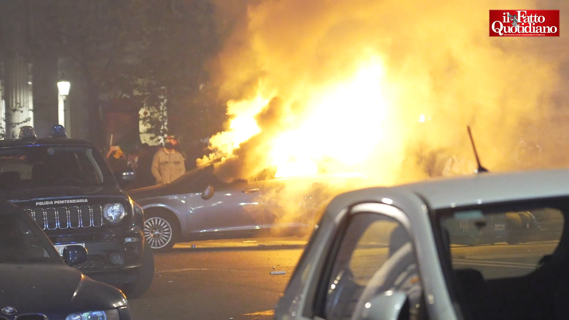 Auto e cassonetti in fiamme a Santa Maria Maggiore dopo il corteo pro Palestina di Roma: la polizia risponde con idranti – Video