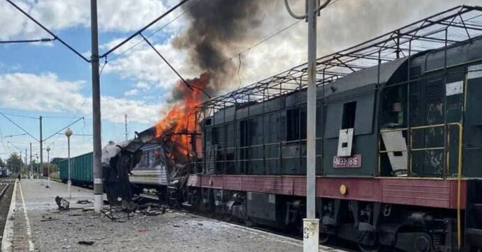 Zelensky: “Crudele attacco russo con un drone contro una stazione”. Almeno 30 feriti a Shostka nella regione di Sumy