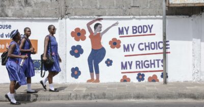 Copertina di In rivolta: così 29 donne testimoniano discriminazioni, sfide, violenze e tabù sui corpi e danno voce a un “manifesto”