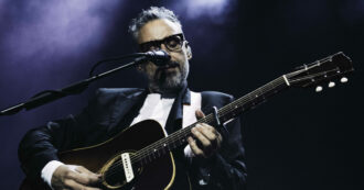 Copertina di “Sto con Medici Senza Frontiere per la Palestina. È il momento di agire in questo orrore”: così Brunori Sas all’Arena di Verona – IL VIDEO