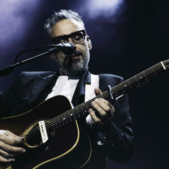 “Sto con Medici Senza Frontiere per la Palestina. È il momento di agire in questo orrore”: così Brunori Sas all’Arena di Verona – IL VIDEO