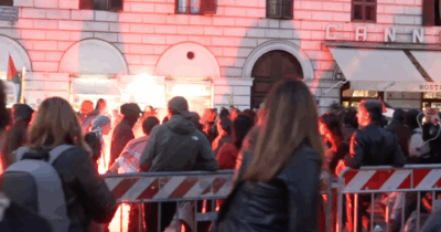 Copertina di “Buuu, andate via”: manifestanti allontanano un gruppo di incappucciati dal corteo per Gaza a Roma