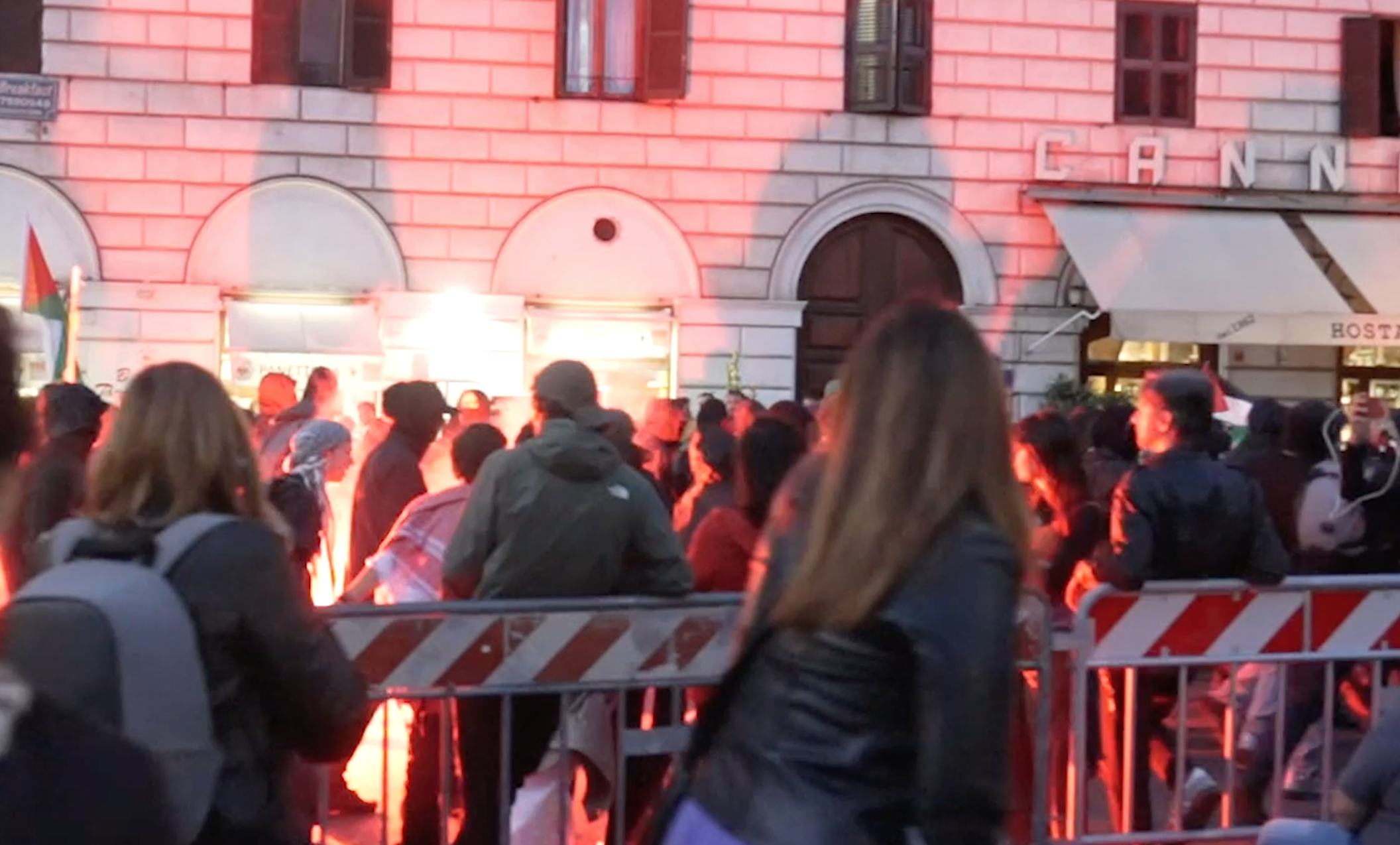 “Buuu, andate via”: manifestanti allontanano un gruppo di incappucciati dal corteo per Gaza a Roma