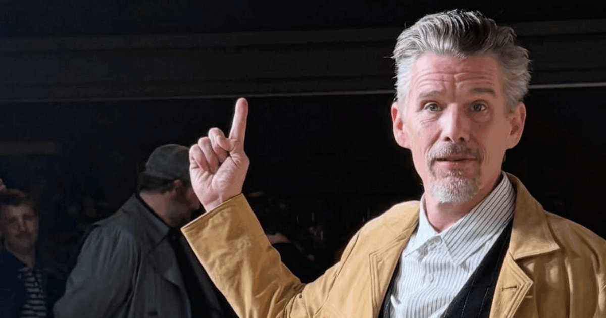 “Ho letto che si parla di protesi, di mille trucchi diversi ma non è vero, cambiare il colore degli occhi ha cambiato il mio viso. A mia moglie non piaceva”: così Ethan Hawke sul film Blue Moon
