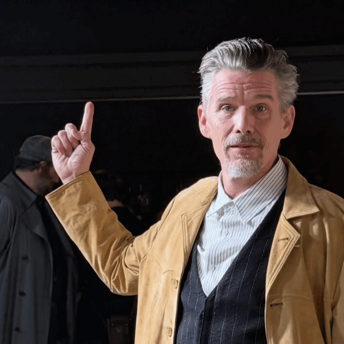 “Ho letto che si parla di protesi, di mille trucchi diversi ma non è vero, cambiare il colore degli occhi ha cambiato il mio viso. A mia moglie non piaceva”: così Ethan Hawke sul film Blue Moon