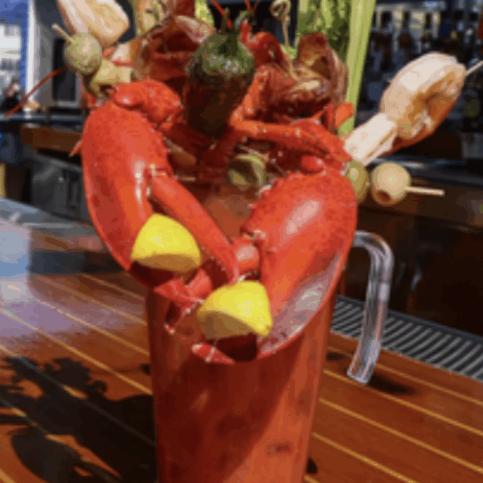 Il Bloody Mary di un locale di Long Island costa 110 euro e sta facendo il giro di TikTok: ma è un cocktail o un piatto?