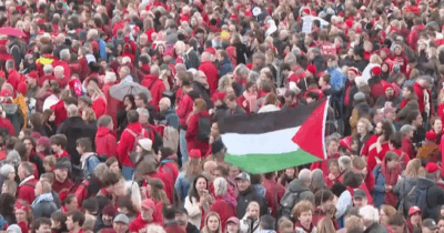 Copertina di Una marea rossa per Gaza, ad Amsterdam 250mila persone in piazza: “Fermare in genocidio”