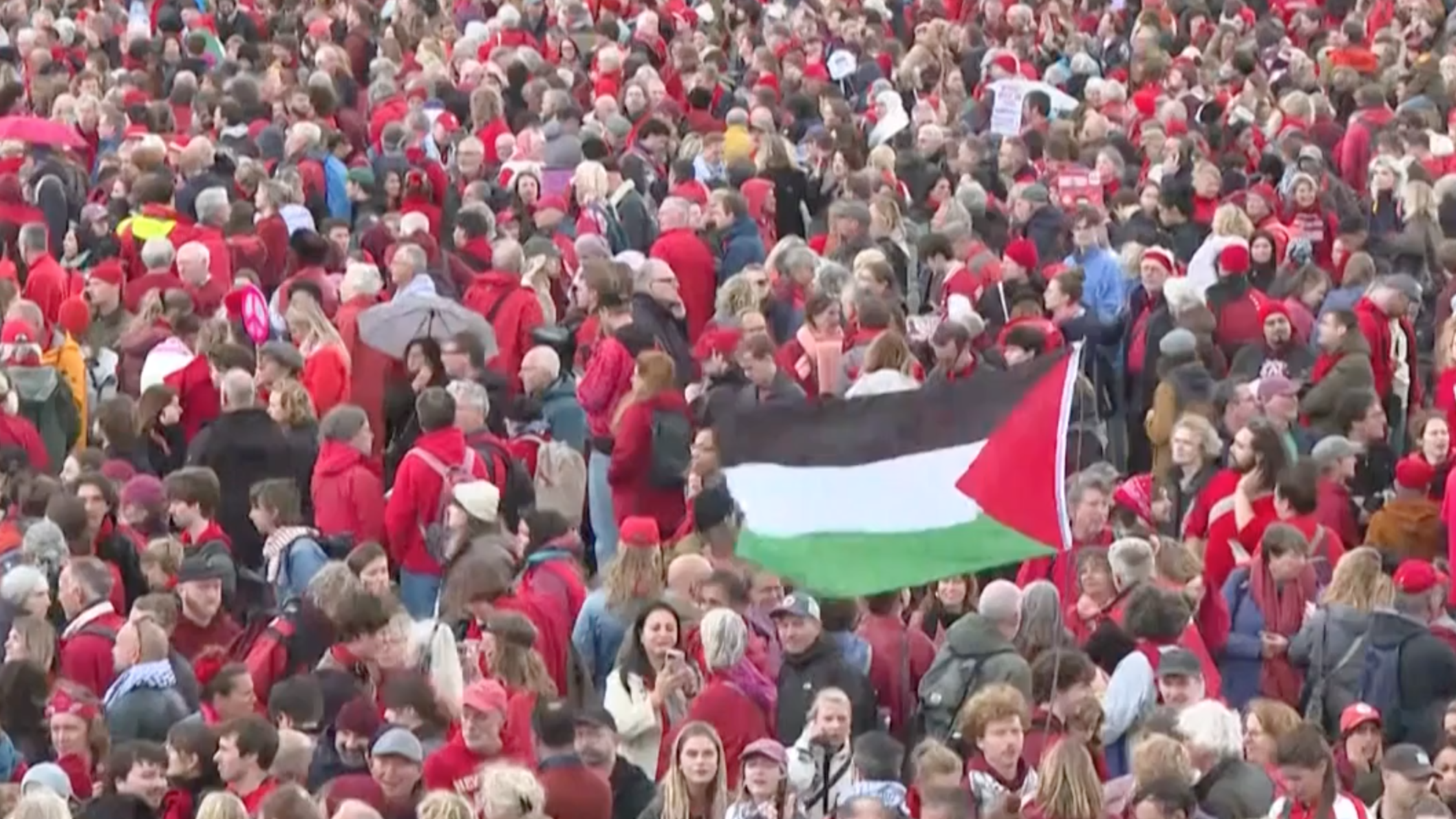 Una marea rossa per Gaza, ad Amsterdam 250mila persone in piazza: “Fermare in genocidio”