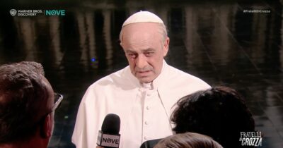 Copertina di Crozza-Papa Leone tenta di fermare la guerra cantando: ” Valgo meno di Tajani al terzo spritz”