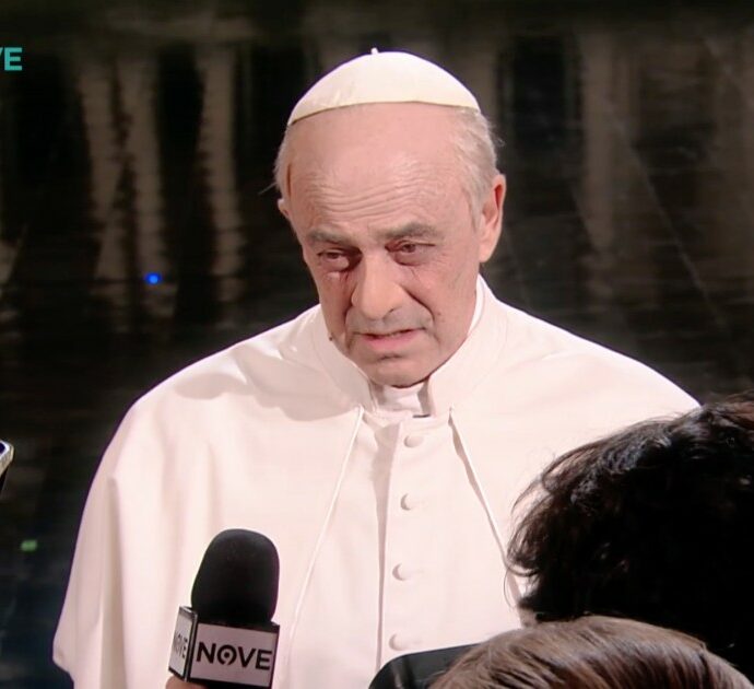 Crozza-Papa Leone tenta di fermare la guerra cantando: ” Valgo meno di Tajani al terzo spritz”