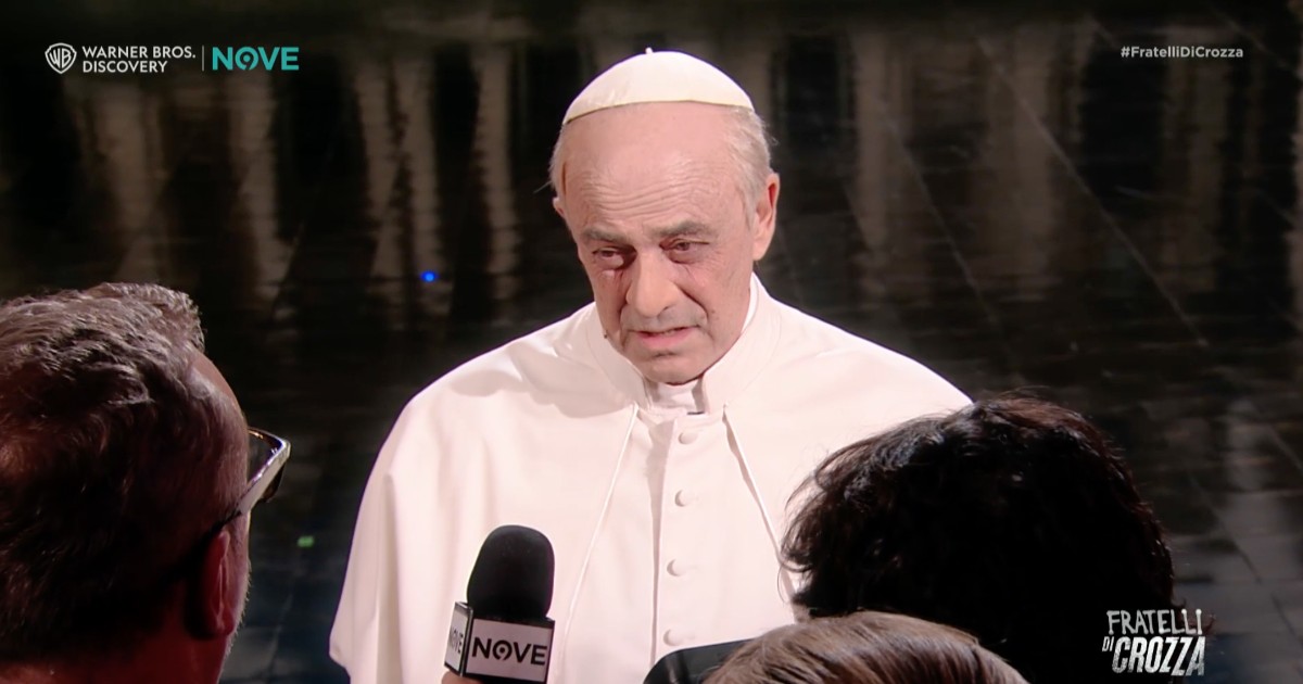 Crozza Papa Leone tenta di fermare la guerra cantando: ” Valgo meno di Tajani al terzo spritz”