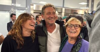 Copertina di Flotilla, l’arrivo a Fiumicino dell’inviato del Fatto Quotidiano Alessandro Mantovani: l’abbraccio con i familiari e i colleghi