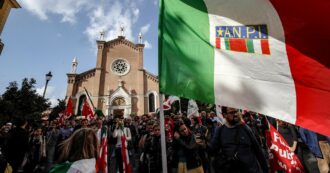 Copertina di Bella Ciao vietata a scuola: decine di lettere di solidarietà alla preside e ai professori: “E’ un canto che in tutto il mondo parla di libertà”