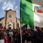 Copertina di Bella Ciao vietata a scuola: decine di lettere di solidarietà alla preside e ai professori: “E’ un canto che in tutto il mondo parla di libertà”