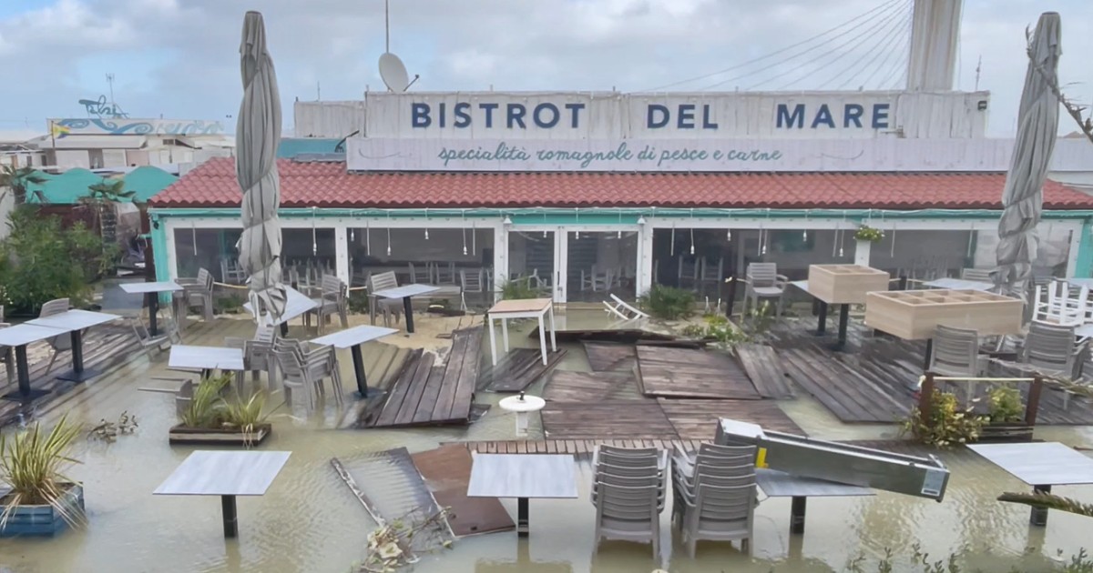 mareggiata e forti venti a rimini lidi e ristoranti finiscono sott8217acqua onde alte pi249 di tre metri