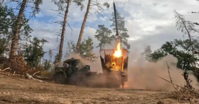 Copertina di Ucraina, raid russo colpisce convoglio Onu carico di aiuti umanitari. Bombe e droni sull’ospedale di Kharkiv