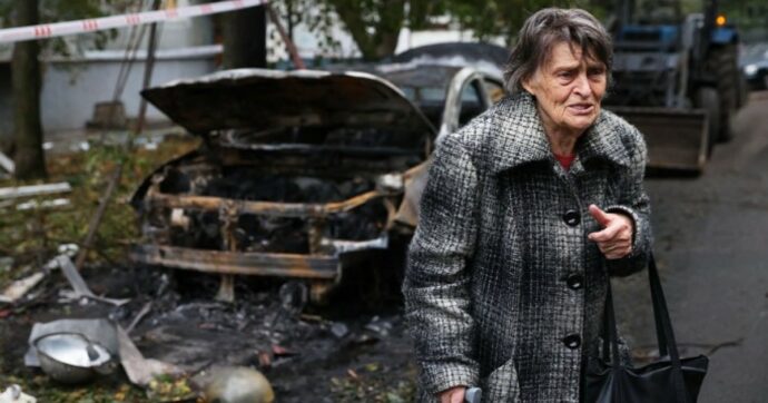 Gli italiani che hanno assistito al raid su Leopoli: “Abbiamo provato il terrore che gli ucraini vivono tutti i giorni”