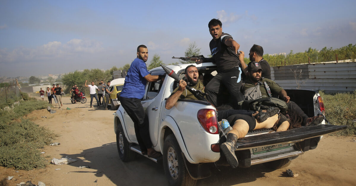7 ottobre israele si sveglia con spari urla stupri tanti morti e rapiti 200 il pogrom di hamas poi tutto diventa propaganda e la guerra salva il governo